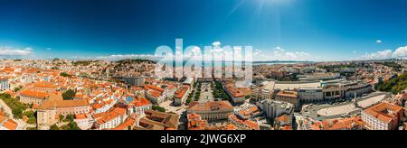 Vue de drone aérienne à ultra grand angle haute définition du quartier de Baixa à Lisbonne, Portugal, avec les principaux repères visibles Banque D'Images