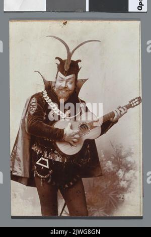 Portrait d'Edward Reszke (1853-1917), chanteur, en costume de scène, comme Mephisto dans l'opéra Faust de Charles Gounod au Grand Théâtre de Varsovie. Mieczkowski, Jan (Warszawa ; zakład fotograficzny ; ca 1850-ca 1914), photographe Banque D'Images