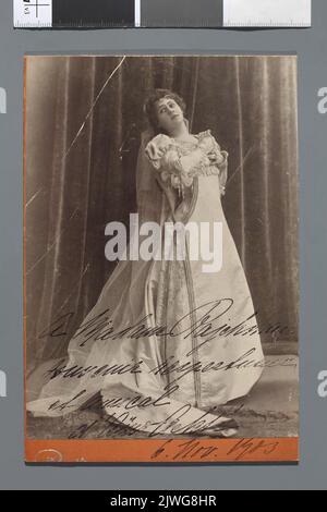 Portrait d'Aino Ackté (1876-1944), chanteur d'opéra finlandais (figure entière en robe longue, brillante, ornée de perles) – photo dédiée à Melania Aleksandrowa Rajchmanowa de 5 novembre 1903. Reutlinger (Paryż ; studio fotograficzne ; 1850-1937), studio photo Banque D'Images