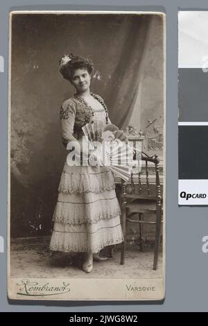 Portrait de Vera Luce (1879-1977) comme Rosina dans l'opéra «le Barbier de Séville» de Gioacchino Rossini (figure entière). Rembrandt (Warszawa ; zakład fotograficzny ; ca 1888-ca 1935), studio photo Banque D'Images