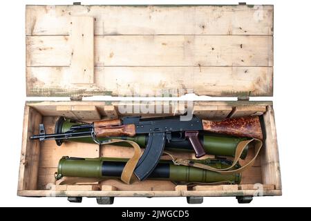 Lance-grenades Kalashnikov AK47 et 'Bazooka' RPG dans une caisse verte de l'armée Banque D'Images