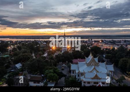 Phra que Phanom, un respect de Nakhon Phanom peuple à la pagode d'Or, s'installe au centre du temple. Banque D'Images