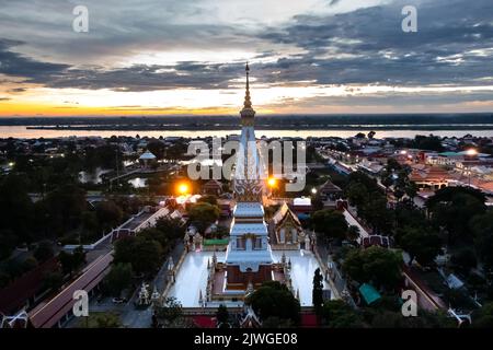 Phra que Phanom, un respect de Nakhon Phanom peuple à la pagode d'Or, s'installe au centre du temple. Banque D'Images