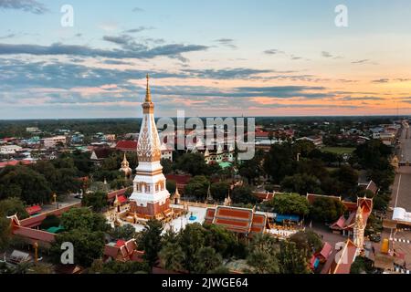 Phra que Phanom, un respect de Nakhon Phanom peuple à la pagode d'Or, s'installe au centre du temple. Banque D'Images