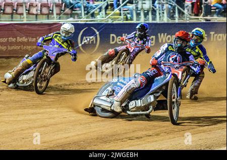 Manchester, Royaume-Uni. 5th septembre 2022. Matej Zagar (rouge) dirige Adam Ellis (blanc) Justin Sedgmen (jaune) et Norick Blodorn (bleu) lors du match SGB Premiership entre Belle vue Aces et Sheffield Tigers au National Speedway Stadium, Manchester, le lundi 5th septembre 2022. (Credit: Ian Charles | MI News) Credit: MI News & Sport /Alay Live News Banque D'Images