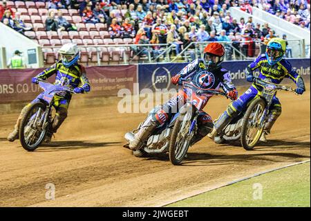 Manchester, Royaume-Uni. 5th septembre 2022. Matej Zagar (rouge) dirige Adam Ellis (blanc) et Justin Sedgmen (jaune) lors du match SGB Premiership entre Belle vue Aces et Sheffield Tigers au National Speedway Stadium, à Manchester, le lundi 5th septembre 2022. (Credit: Ian Charles | MI News) Credit: MI News & Sport /Alay Live News Banque D'Images