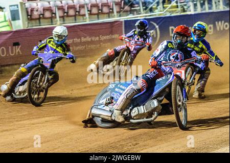 Manchester, Royaume-Uni. 5th septembre 2022. Matej Zagar (rouge) dirige Adam Ellis (blanc) Justin Sedgmen (jaune) et Norick Blodorn (bleu) lors du match SGB Premiership entre Belle vue Aces et Sheffield Tigers au National Speedway Stadium, Manchester, le lundi 5th septembre 2022. (Credit: Ian Charles | MI News) Credit: MI News & Sport /Alay Live News Banque D'Images