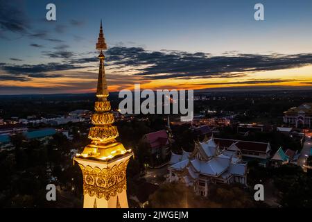 Phra que Phanom, un respect de Nakhon Phanom peuple à la pagode d'Or, s'installe au centre du temple. Banque D'Images