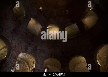 Mur avec arches et plafond d'une église de forme ronde Banque D'Images