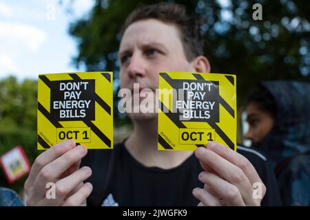 Londres, Angleterre, Royaume-Uni. 5th septembre 2022. Les manifestants se rassemblent à l'extérieur de Downing Street, dans le cadre de la campagne Don't Pay contre les hausses massives des prix de l'énergie, alors que Liz Truss prend le poste de Premier ministre. Plus de 160 000 000 personnes se sont inscrites à la campagne et annuleront leur débit direct aux fournisseurs d'énergie le 1st octobre, à moins que les prix ne batent. Horst Friedrichs / Alamy Live News Banque D'Images