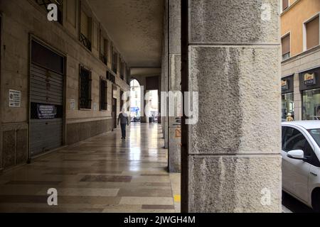 Grand porchway moderne par temps nuageux Banque D'Images