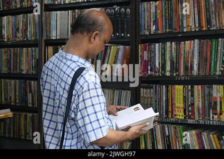 Kolkata, Inde. 05th septembre 2022. La foire du livre de Sharad Boi-Parbon ou d'automne a débuté le 2nd septembre 2022 et se poursuivra jusqu'au 11th septembre 2022 dans les locaux du complexe Rabindra Sadan - Nandan. Cette entrée gratuite mela est organisée par la Guilde des éditeurs et des libraires, en association avec Paschimbanga Bangla Akademi et le Département de l'information et des Affaires culturelles du Gouvernement du Bengale occidental. (Photo de Biswarup Ganguly/Pacific Press) crédit: Pacific Press Media production Corp./Alay Live News Banque D'Images