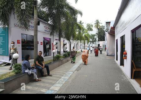 Kolkata, Inde. 05th septembre 2022. La foire du livre de Sharad Boi-Parbon ou d'automne a débuté le 2nd septembre 2022 et se poursuivra jusqu'au 11th septembre 2022 dans les locaux du complexe Rabindra Sadan - Nandan. Cette entrée gratuite mela est organisée par la Guilde des éditeurs et des libraires, en association avec Paschimbanga Bangla Akademi et le Département de l'information et des Affaires culturelles du Gouvernement du Bengale occidental. (Photo de Biswarup Ganguly/Pacific Press) crédit: Pacific Press Media production Corp./Alay Live News Banque D'Images