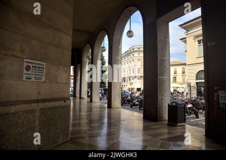 Grand porchway moderne par temps nuageux Banque D'Images