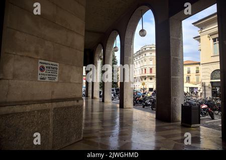 Grand porchway moderne par temps nuageux Banque D'Images