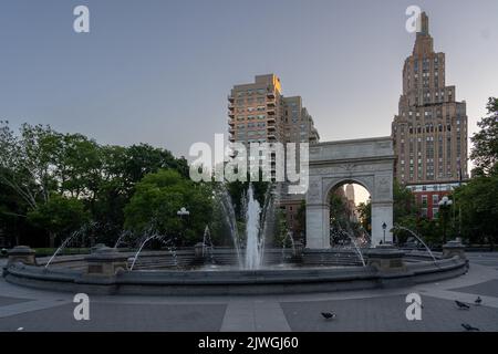 Vue sur la fontaine et l'arche de Washington Square pendant le lever du soleil Banque D'Images