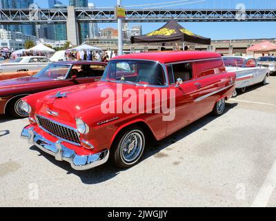 Red Handyman 1956 Chevy Station Wagon personnalisé lowrider lors d'un spectacle de voitures à San Francisco, Californie; The Embarcadero. Banque D'Images