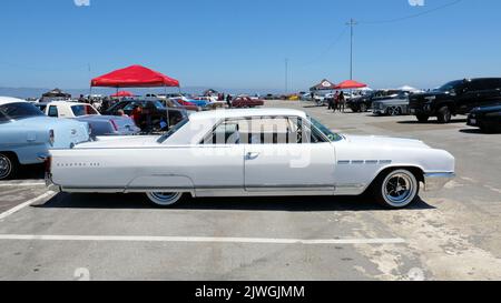 Blanc deux portes 1964 Buick Electra 225 Hardtop lors d'un salon de voitures lowrider à San Francisco, Californie; culture automobile, voitures classiques. Banque D'Images