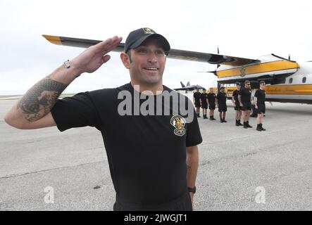 Cleveland, États-Unis. 05th septembre 2022. Un membre de l'équipe de parachutisme des chevaliers d'or de l'armée américaine pratique des présentations avant de se présenter au Cleveland National Air Show à Cleveland, Ohio, lundi, 5 septembre 2022. Photo par Aaron Josefczyk/UPI crédit: UPI/Alay Live News Banque D'Images