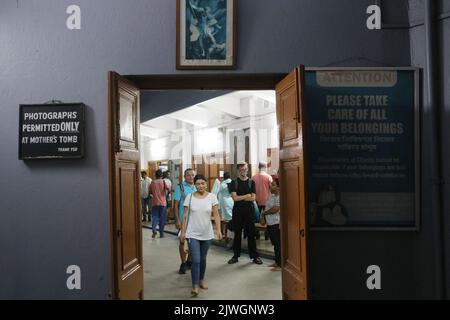 Kolkata, Inde. 05th septembre 2022. Visite du peuple à la Maison mère à l'occasion de la « Journée de la paix » pour marquer l'anniversaire de la mort de mère Teresa en 25th à la Maison mère de Kolkata, sur 5 septembre 2022. (Photo par Agostino Gemito/Pacific Press) Credit: Pacific Press Media production Corp./Alay Live News Banque D'Images