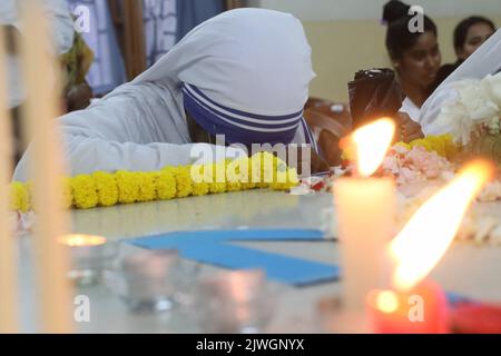 Kolkata, Inde. 05th septembre 2022. Religieuses des Missionnaires de la Charité à côté du tombeau de Sainte Thérèse à l'occasion de la « Journée de la paix » pour marquer l'anniversaire de la mort de mère Teresa en 25th à la Maison mère de Kolkata sur 5 septembre 2022. (Photo par Agostino Gemito/Pacific Press) Credit: Pacific Press Media production Corp./Alay Live News Banque D'Images