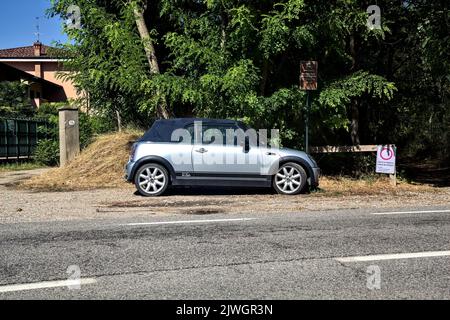 Gray Mini au bord d'une route de campagne par une journée ensoleillée Banque D'Images