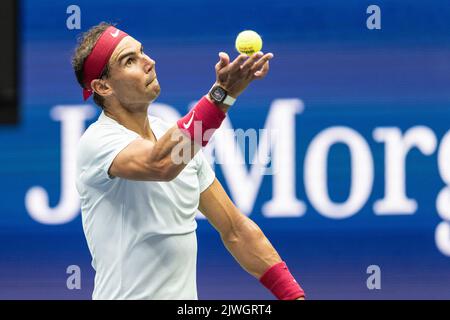 New York, États-Unis. 05th septembre 2022. Rafael Nadal d'Espagne sert pendant la ronde 4th des championnats américains ouverts contre Frances Tiafoe des États-Unis au centre national de tennis de l'USTA Billie Jean King à New York sur 5 septembre 2022. Tiafoe a gagné en quatre séries et a passé en quarts de finale pour la première fois à l'Open. (Photo de Lev Radin/Sipa USA) crédit: SIPA USA/Alay Live News Banque D'Images