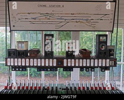 Tableau de bord et schéma de la boîte de signalisation traditionnelle victorienne, Crewe Station A, à Cheshire, Angleterre, Royaume-Uni, CW1 2DB Banque D'Images