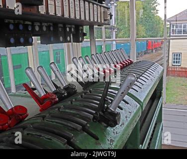 A l'intérieur d'une boîte de signalisation à Crewe, une grande ville ferroviaire et un échangeur, Cheshire, Angleterre, Royaume-Uni, CW1 2DB Banque D'Images