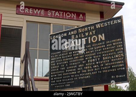 Crewe station A signal box et LNWR London and North Western Railway, panneau d'avertissement, pas d'intrusion à Crewe, Cheshire, Angleterre, Royaume-Uni, CW1 Banque D'Images