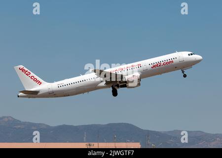 Un Airbus 321 Jet2.com (SmartLynx Malte) part de l'aéroport de Malaga.SmartLynx Airlines Limited est une compagnie aérienne charters qui effectue des vols en location humide, des vols charter de vacances et des vols spéciaux charter de passagers à travers l'Europe, l'Afrique et l'Asie. Jet2 est une compagnie aérienne britannique de loisirs à bas prix offrant des vols réguliers et charter au départ du Royaume-Uni. En 2022, elle est la troisième plus grande compagnie aérienne britannique, derrière EasyJet et British Airways. Jet2.com est également officiellement le deuxième voyagiste en importance au Royaume-Uni derrière TUI. Banque D'Images