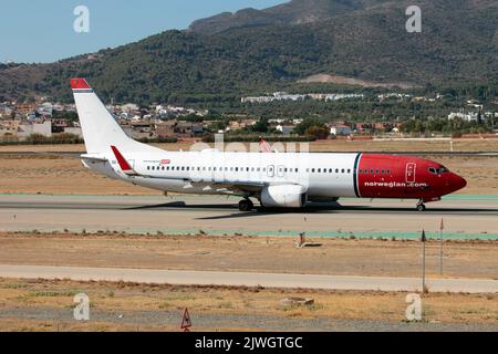 Un Boeing 737-800 norvégien en train de rouler à l'aéroport de Malaga Costa del sol.Norwegian Air Shuttle est une compagnie aérienne norvégienne à bas prix et la plus grande compagnie aérienne de Norvège. Il est le quatrième transporteur à bas prix en Europe derrière Wizz Air, easyJet et Ryanair, la deuxième compagnie aérienne en Scandinavie et la neuvième en Europe en termes de numéros de passagers. Banque D'Images