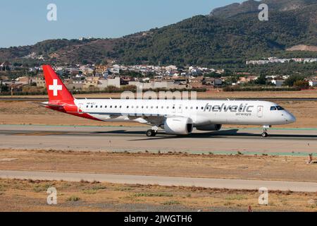 Une Helvetic Airways Embraer 190-400 (195-E2) au départ de l'aéroport de Malaga Costa del sol. La famille Embraer 190/195 E-Jet E2 est la version améliorée très récente. Banque D'Images