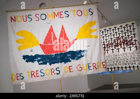 (Note de la rédaction: Usage éditorial seulement) une installation et plusieurs affiches de 'papas drapeaux' vu pendant l'exposition 'Giro grafico. Como en el muro la hiedra', au musée Reina Sofia. Cette exposition a été réalisée par le réseau des Conceptualismes du Sud, fait une tournée d'initiatives graphiques de 1960s à nos jours sur les contextes d'urgence politiquement oppressifs en Amérique latine. Tour graphique. Comme sur le mur, l'ivy est le résultat d'un long processus de recherche collective réalisé par le Rouge de Conceptualismos del sur en collaboration avec le Musée Reina Sofía. L'exposant Banque D'Images