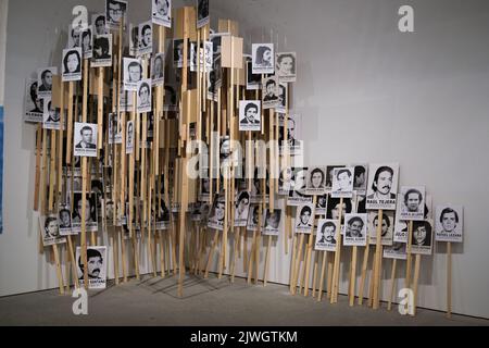 (Note de l'éditeur: Usage éditorial seulement) une installation et plusieurs affiches de 'Mothers in paris' vues pendant l'exposition 'Giro grafico. Como en el muro la hiedra', au musée Reina Sofia. Cette exposition a été réalisée par le réseau des Conceptualismes du Sud, fait une tournée d'initiatives graphiques de 1960s à nos jours sur les contextes d'urgence politiquement oppressifs en Amérique latine. Tour graphique. Comme sur le mur, l'ivy est le résultat d'un long processus de recherche collective réalisé par le Rouge de Conceptualismos del sur en collaboration avec le Musée Reina Sofía. L'exhi Banque D'Images