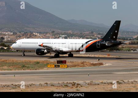 Malaga, Espagne. 21st août 2022. Un Airbus 321 Titan Airways prêt à quitter l'aéroport Costa del sol de Malaga. Titan Airways est une compagnie aérienne britannique basée à l'aéroport Stansted de Londres. Le transporteur est spécialisé dans les activités de location à court terme ACMI et Wet Lease ainsi que dans les services ad hoc d'affrètement de passagers et de fret pour les voyagistes, les entreprises, les gouvernements et les secteurs du sport et du divertissement. (Photo de Fabrizio Gandolfo/SOPA Images/Sipa USA) crédit: SIPA USA/Alay Live News Banque D'Images