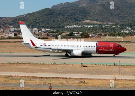 Malaga, Espagne. 21st août 2022. Un Boeing 737-800 norvégien en train de rouler à l'aéroport de Malaga Costa del sol.Norwegian Air Shuttle est une compagnie aérienne norvégienne à bas prix et la plus grande compagnie aérienne de Norvège. Il est le quatrième transporteur à bas prix en Europe derrière Wizz Air, easyJet et Ryanair, la deuxième compagnie aérienne en Scandinavie et la neuvième en Europe en termes de numéros de passagers. (Photo de Fabrizio Gandolfo/SOPA Images/Sipa USA) crédit: SIPA USA/Alay Live News Banque D'Images