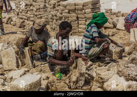 DANAKIL, ETHIOPIE - 24 MARS 2019 : mineurs de sel de la tribu afar dans la dépression de Danakil, Ethiopie. Banque D'Images