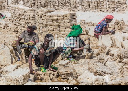 DANAKIL, ETHIOPIE - 24 MARS 2019 : mineurs de sel de la tribu afar dans la dépression de Danakil, Ethiopie. Banque D'Images