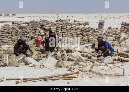 DANAKIL, ETHIOPIE - 24 MARS 2019 : mineurs de sel de la tribu afar dans la dépression de Danakil, Ethiopie. Banque D'Images