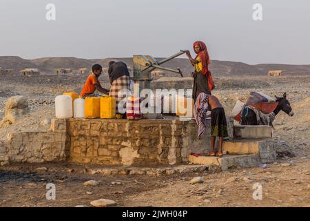 DANAKIL, ÉTHIOPIE - 25 MARS 2019 : pompe à eau à Hamed Ela, colonie de la tribu Afar dans la dépression de Danakil, Éthiopie. Banque D'Images