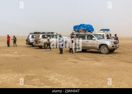 DANAKIL, ETHIOPIE - 25 MARS 2019 : véhicules touristiques dans un désert de dépression de Danakil, Ethiopie. Banque D'Images