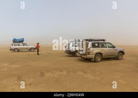 DANAKIL, ETHIOPIE - 25 MARS 2019 : véhicules touristiques dans un désert de dépression de Danakil, Ethiopie. Banque D'Images