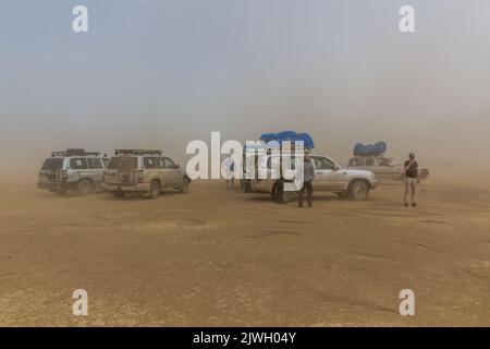 DANAKIL, ETHIOPIE - 25 MARS 2019: Véhicules touristiques lors d'une tempête de sable dans la dépression de Danakil, Ethiopie. Banque D'Images