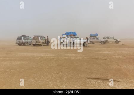 DANAKIL, ETHIOPIE - 25 MARS 2019: Véhicules touristiques lors d'une tempête de sable dans la dépression de Danakil, Ethiopie. Banque D'Images