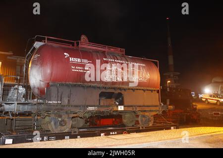 Schierke, Allemagne. 05th septembre 2022. Une locomotive à vapeur de la Harzer Schmalsurbahnen GmbH (HSB) se trouve sur le Brocken. HSB fournit trois wagons avec des réservoirs d'eau pour les travaux d'extinction, qui peuvent être tirés près de la source de l'incendie avec l'aide des locomotives. Une superficie forestière de plus de 150 hectares est en feu sur le Brocken depuis samedi. Le district de Harz a émis une alerte en cas de catastrophe à cet égard. Credit: Matthias Bein/dpa/Alay Live News Banque D'Images