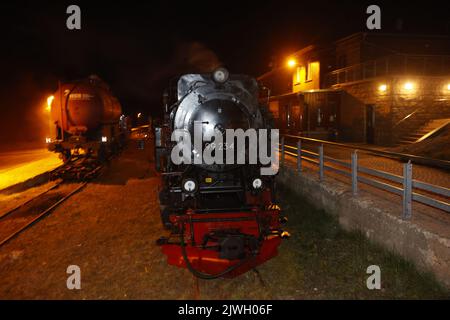 Schierke, Allemagne. 05th septembre 2022. Une locomotive à vapeur de la Harzer Schmalsurbahnen GmbH (HSB) se trouve sur le Brocken. HSB fournit trois wagons avec des réservoirs d'eau pour les travaux d'extinction, qui peuvent être tirés près de la source de l'incendie avec l'aide des locomotives. Une superficie forestière de plus de 150 hectares est en feu sur le Brocken depuis samedi. Le district de Harz a émis une alerte en cas de catastrophe à cet égard. Credit: Matthias Bein/dpa/Alay Live News Banque D'Images