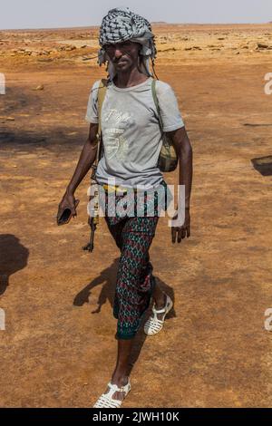 DANAKIL, ÉTHIOPIE - 24 MARS 2019 : garde armée locale d'Afar dans le paysage volcanique de Dallol, dans la dépression de Danakil, en Éthiopie. Banque D'Images