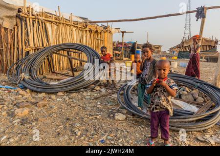 DANAKIL, ETHIOPIE - 25 MARS 2019: Enfants à Hamed Ela, colonie de la tribu Afar dans la dépression de Danakil, Ethiopie. Banque D'Images