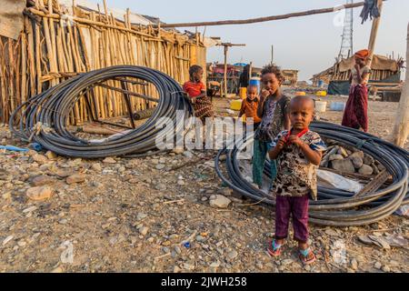 DANAKIL, ETHIOPIE - 25 MARS 2019: Enfants à Hamed Ela, colonie de la tribu Afar dans la dépression de Danakil, Ethiopie. Banque D'Images